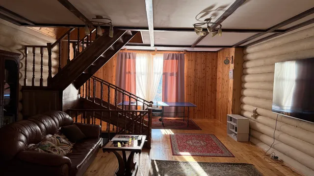 Гостиная центра с зоной отдыха и настольным теннисом